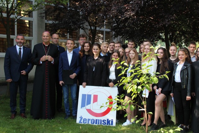 Biskup sosnowiecki ks. dr Grzegorz Kaszak posadził symboliczne drzewko na terenie II LO im. S. Żeromskiego w Dąbrowie Górniczej