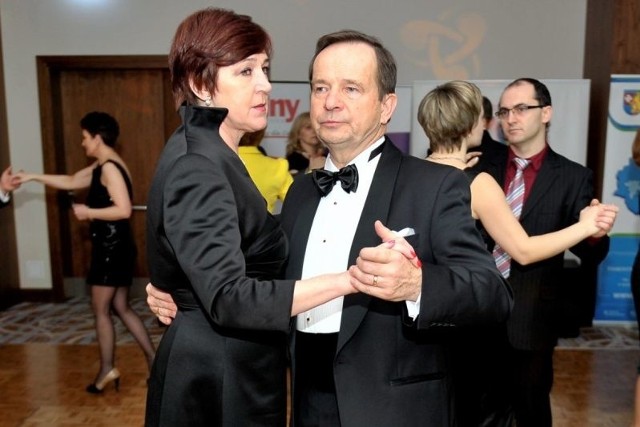 Marszałek województwa, jak na dżentelmena przystało, podczas balu jako pierwszy z gości porwał żonę do tańca.