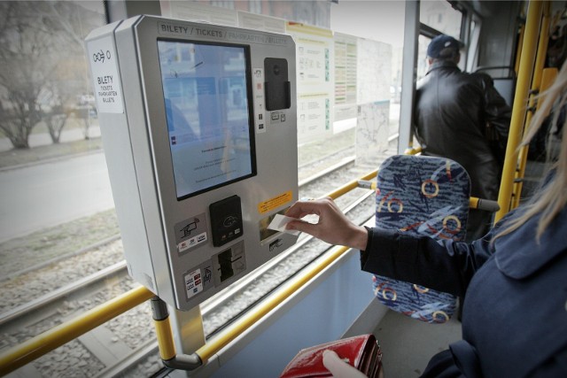 03.03.2014 wroclaw mpk tramwaj pasazer pasazerowie komunikacja publiczna  biletomat automat bilet kupno biletow fot. janusz wojtowicz / polskapresse gazeta wroclawska