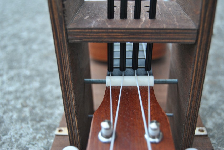 Kraków. Studenci Akademii Górniczo-Hutniczej skonstruowali robota, który gra na ukulele 