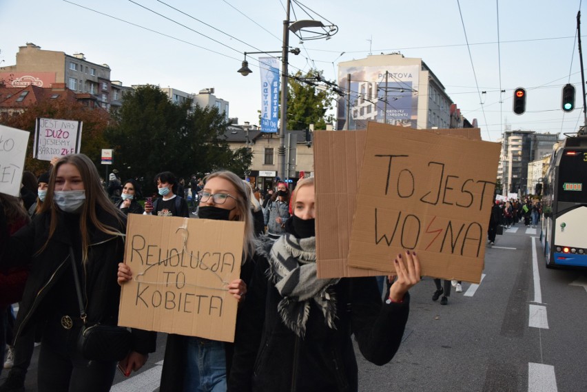 Tysiące ludzi protestują w Gdyni 25.10.2020. Gdynianki wyszły na ulice, kolejne demonstracje przeciwko orzeczeniu Trybunału Konstytucyjnego