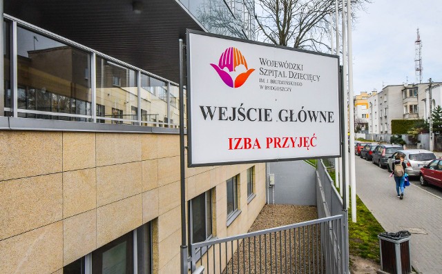 W Wojewódzkim Szpitalu Dziecięcym w Bydgoszczy jest obecnie bardzo dużo pacjentów z RSV. Chorują nie tylko niemowlęta, a nawet dzieci kilkuletnie.