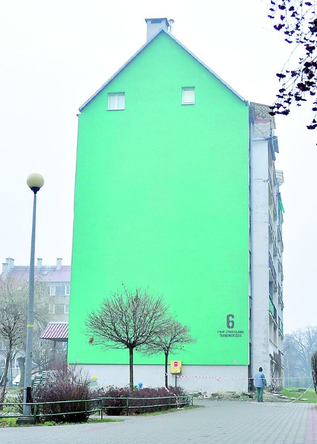 We wtorek zakończyło się ocieplanie jednej ściany bloku przy ulicy Stanisława Tarnowskiego 6 na tarnobrzeskim osiedlu Dzików.