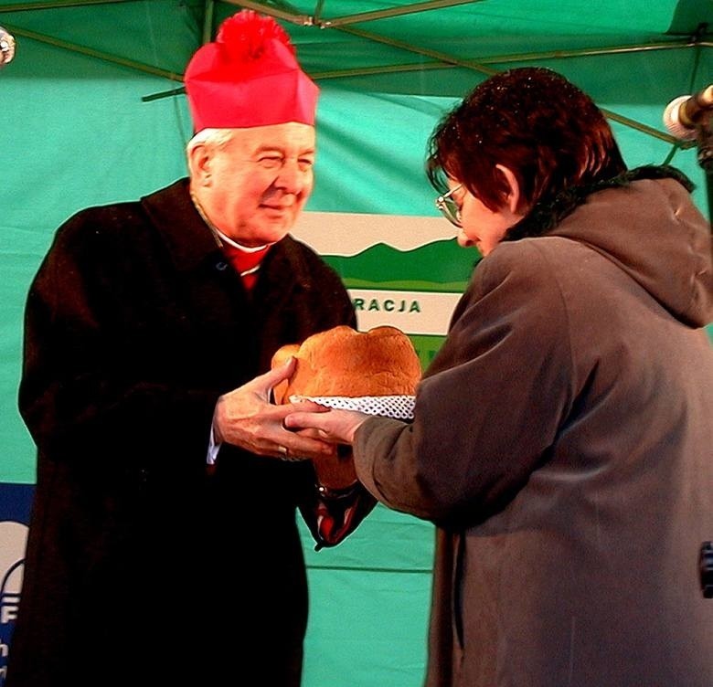 Abp Paetz koncelebruje msze. Mimo zakazu Watykanu