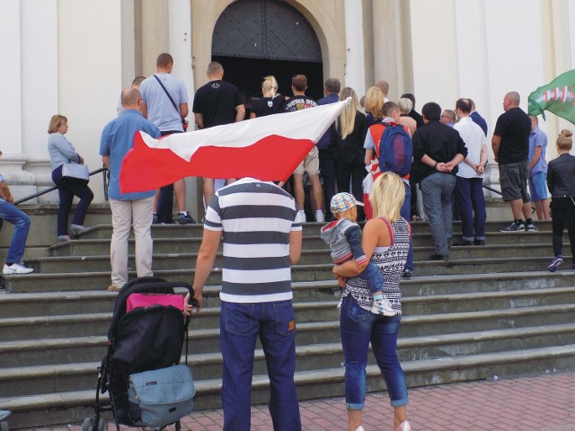 Msza odbyła się w kościele garnizonowym Ojców Karmelitów. Po niej Marsz Pamięci Ofiar Rzezi Wołyńskiej na cmentarz wojskowy przy ul. Przemysława, pod Krzyż Wołyński.