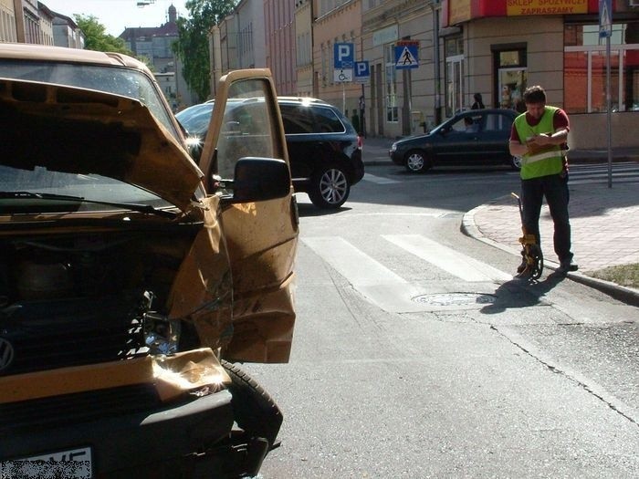 Na ul. Armii Krajowej doszlo do groLnego wypadku. Zderzyly...