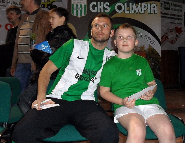 Po prezentacji piłkarze pozowali z kibicami do zdjęć. Na zdjęciu: Dawid Ptaszyński i jego młody fan