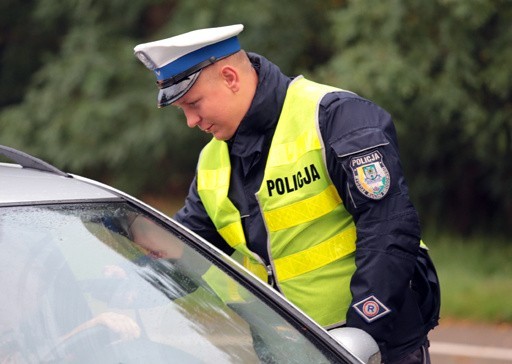 Policja zabrała prawo jazdy pijanemu kierowcy.