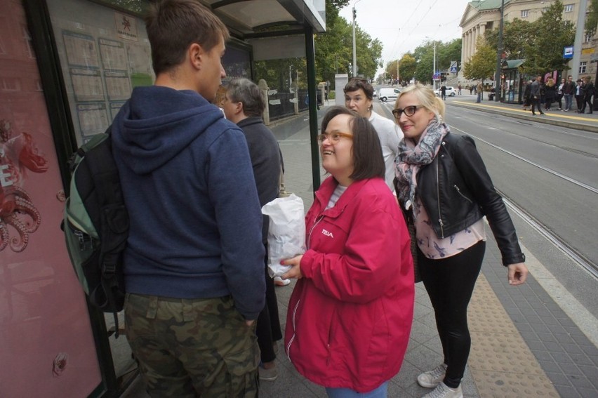 Poznań: Panie rozdawały cukierki dla chłopaków [ZDJĘCIA]