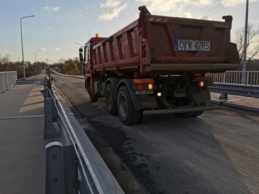 Nowy most w Krapkowicach będzie otwarty już w grudniu. Obiekt pomyślnie przeszedł próby obciążeniowe