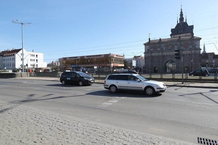 Naziemne przejście dla pieszych przy Bramie Wyżynnej w Gdańsku. Są trzy chętne firmy do jego budowy