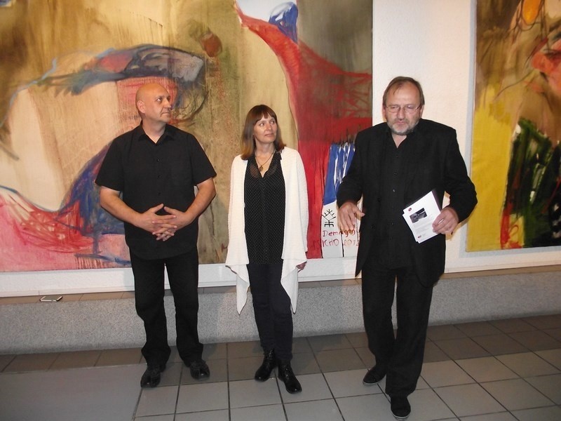 Cisza i chaos to temat wystawy Evaldasa Griniusa (po lewej)...