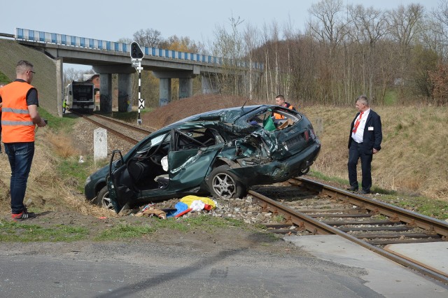 W chwili przyjazdu strażaków i kierowca i pasażer sami wydostali się z wraku samochodu. Z relacji st. kpt. Stanisława Puzio z Państwowej Straży Pożarnej w Żarach, który dowodził akcją ratunkową wynika, że małżeństwu jadącemu samochodem nic się nie stało. Na wszelki wypadek wezwano karetkę, która zabrała ich do szpitala na badania. Patrząc na zniszczenia samochodu, można powiedzieć, że mieli dużo szczęścia. Szynobusem jechało 12 osób.Zobacz też wideo: KRYMINALNY CZWARTEK - 12.04.2018. Porwanie 47-letnirgo mężczyzny w miejscowości Sienno. Lubuska policja została postawiona na równe nogi