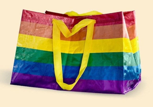 IKEA popiera środowiska LGBT+. Tęczowa torba Frakta dostępna w sklepach sieci IKEA. Zawisną też tęczowe flagi