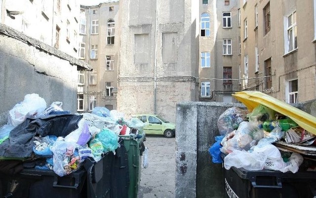 Od 1 stycznia łodzianie mają płacić za wywóz śmieci liczony od ilości zużytej wody.Od 1 stycznia wszyscy mieszkańcy Łodzi mają płacić za śmieci w zależności od ilości zużytej wody. Ale dla tych, którzy już rzucili się przykręcać domowe kurki lub zakładać na kranach perlatory, mamy złą wiadomość: to nie wpłynie na wysokość rachunków w nadchodzącym roku.CZYTAJ WIĘCEJ NA KOLEJNYM SLAJDZIE