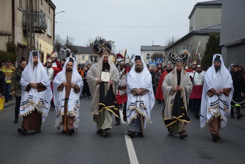 Tłumy wiernych brały udział w Misterium Męki Pańskiej w...