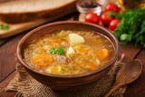 Tradycyjny kapuśniak z żeberkami na obiad. Odkrywaj smaczny przepis na zupę z kapusty i wieprzowiny. Smakuje jak u mamy