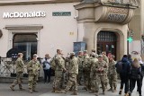 Kraków. Amerykańscy żołnierze w centrum miasta. Co tutaj robili?