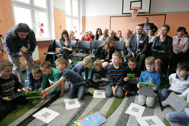 eTornister to platforma edukacyjna, zastępująca tradycyjne podręczniki i ćwiczenia w szkole. Multimedialny tablet zawiera lektury, encyklopedie oraz narzędzia, wspierające edukację i rozwoju.