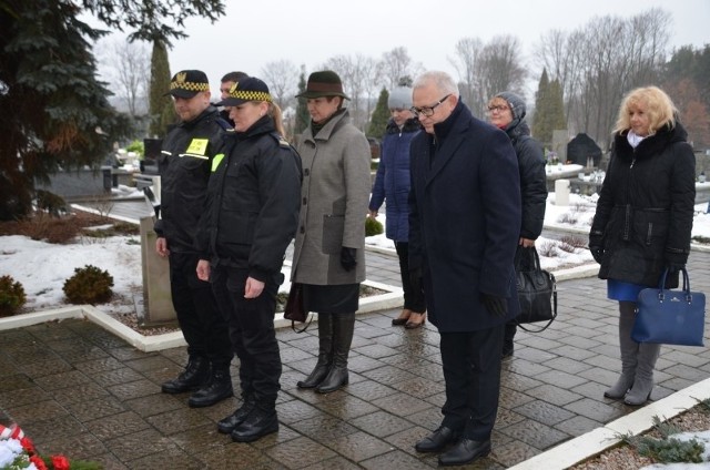 Złożenie kwiatów i zapalenie zniczy na cmentarzu w Końskich