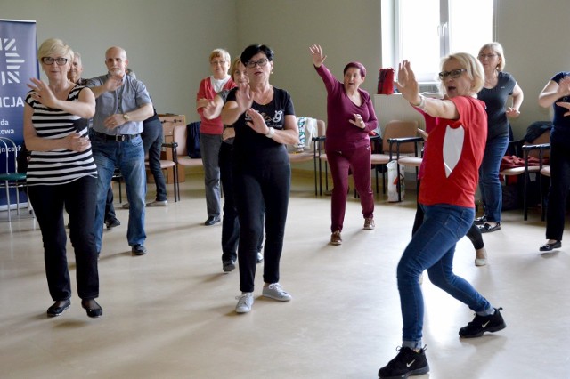 Wczoraj w Ośrodku Profilaktyki Rodzinnej w Chojnicach odbyła się kolejna Akademia Bezpiecznego Seniora. Tym razem będący w jesieni życia mieszkańcy miasta przećwiczyli ABC Samoobrony.