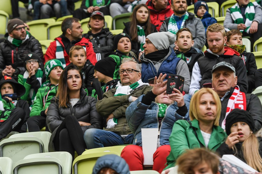 Piękniejsza część biało-zielonych trybun. Fanki Lechii Gdańsk są zachwycające! Z wdziękiem zagrzewają do boju piłkarzy