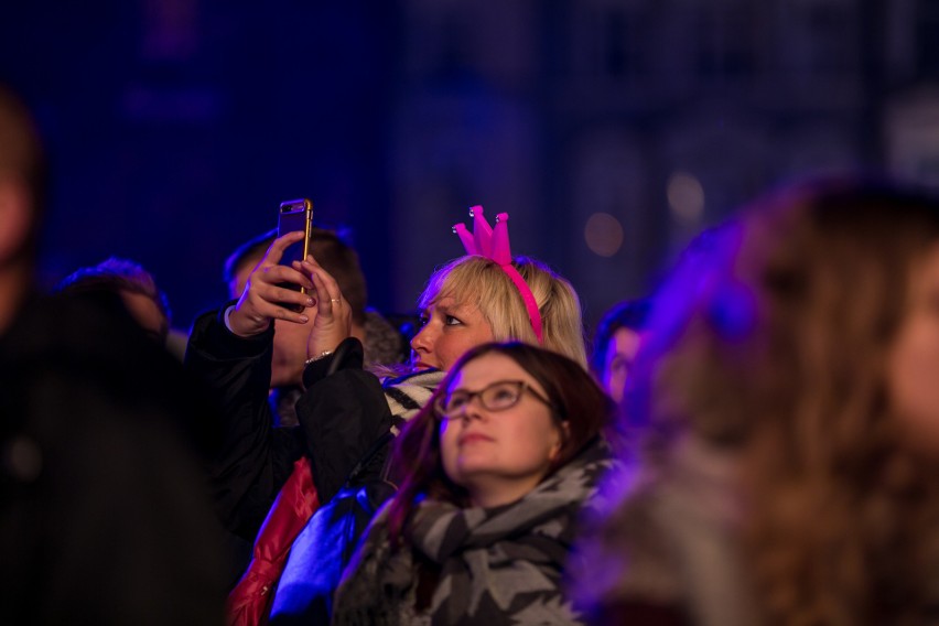 Sylwester 2017 Kraków. Gwiazdy roztańczyły Rynek Główny. Na scenie Kasia Moś, Natalia Nykiel i Bovska [ZDJĘCIA]