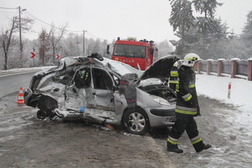 Wypadek na krajowej trasie numer 74 w Mniowie. Jedna osoba ranna