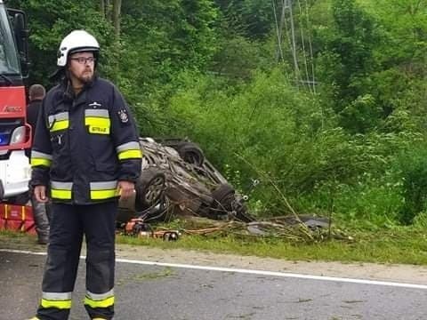 17-latka z rozbitego samochodu wyciągnęli strażacy. Niestety...