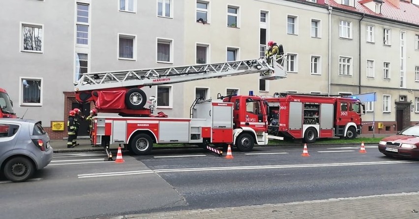 Straż pożarna przy ul. Paderewskiego w Słupsku. Paliła się sadza w kominie