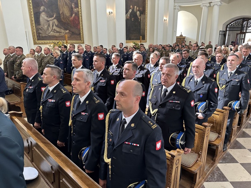 Liczna reprezentacja służb mundurowych uczestniczyła w mszy...