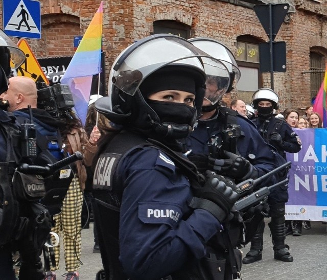 Policjantki służą też w oddziałach prewencji.