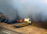 Pożar na Psim Polu. Zagrożone były samochody (ZDJĘCIA)