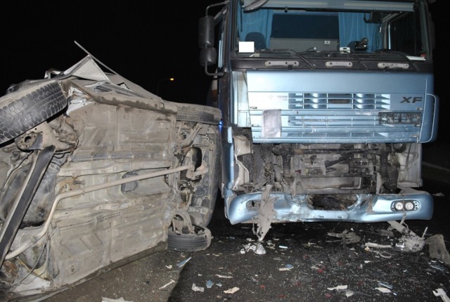 Śmiertelny wypadek na drodze koło Pajęczna wydarzył się w poniedziałek. W wyniku zderzenia osobówki z tirem śmierć poniósł  56-letni mężczyzna.CZYTAJ DALEJ >>>>...