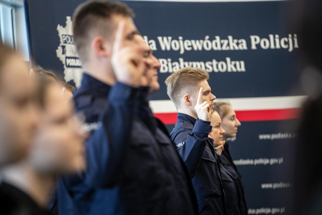 Wśród 27 nowo przyjętych policjantów jest 8 kobiet. Po ukończeniu kursu podstawowego służbę pełnić będą w Oddziale Prewencji Policji w Białymstoku, a także do komendach w Łomży, Grajewie, Kolnie i Siemiatyczach. W poniedziałkowej uroczystości (6.03) w siedzibie Oddziału Prewencji Policji w Białymstoku uczestniczyli m.in. komendant wojewódzki, przedstawiciele kadry kierowniczej, związków zawodowych, kapelani policji, a także rodziny świeżo upieczonych funkcjonariuszy