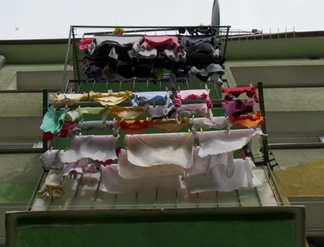Regulaminy słupskich spółdzielni mieszkaniowych zawierają zapisy o tym, czy i jakie pranie można wywieszać na balkonach. Niewielu ich jednak przestrzega.