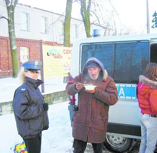 Ostatnia akcja policjantów z Zambrowa pokazała, że bezdomni bardzo potrzebują ich pomocy. Dlatego w czwartek mundurowi zorganizowali kolejną.