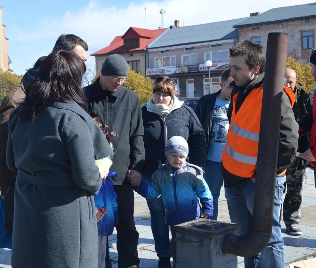 W ramach "działań edukacyjnych" w Proszowicach można było się zapoznać z metodą górnego palenia w piecach.