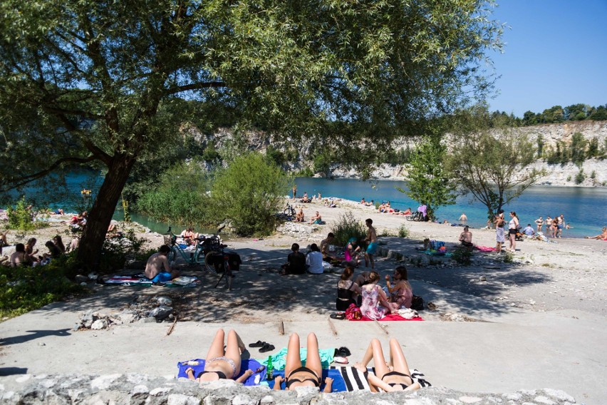 Kraków. Tłumy na Zakrzówku! Plażowiczów nie odstraszył zakaz kąpieli [ZDJĘCIA]