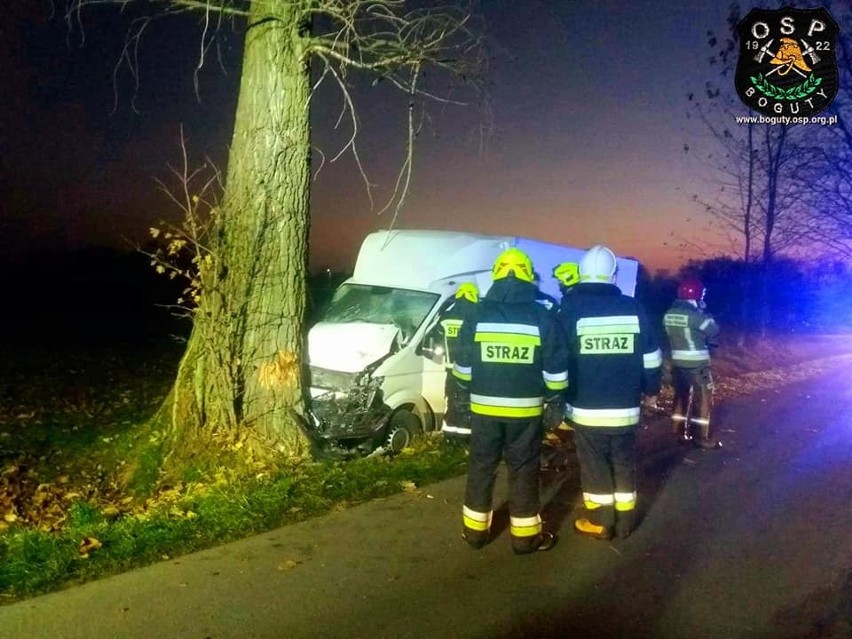 Wypadek w Godlewie-Baćkach, 29.10.2021. Samochód dostawczy uderzył w drzewo. Zdjęcia