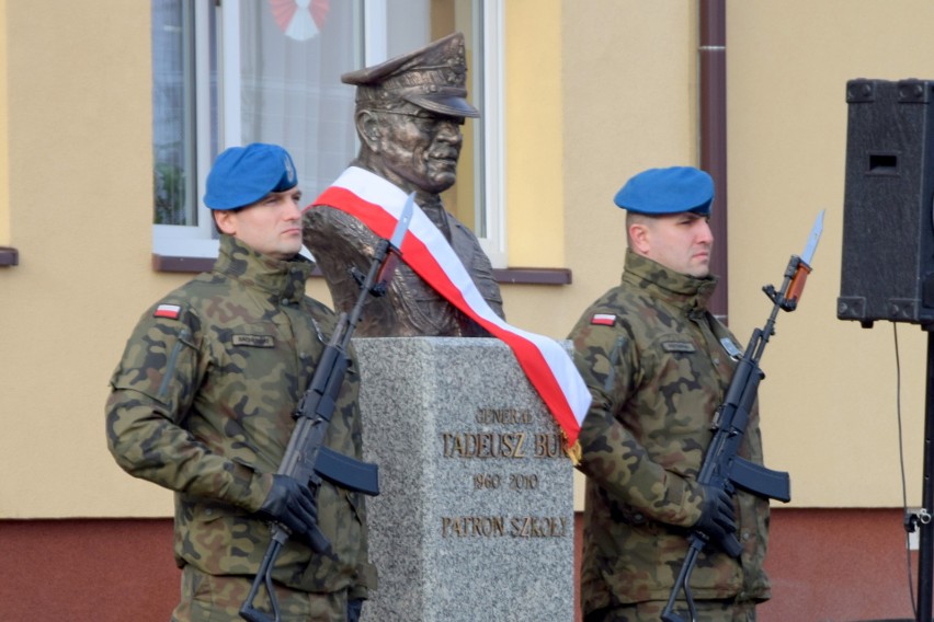 Przed Szkołą Podstawą w Mójczy, w gminie Daleszyce, odsłonięto popiersie tragicznie zmarłego generała, Tadeusza Buka (WIDEO, ZDJĘCIA)