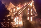 Ogromna tragedia! W Muninie koło Jarosławia doszczętnie spłonął dom. Ogień gasiło 10 zastępów strażaków PSP i OSP [ZDJĘCIA]