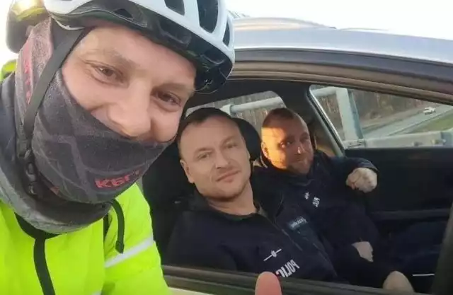Miły gest toruńskich policjantów. Pomogli rowerzyście w wymianie koła i spełnieniu celu.