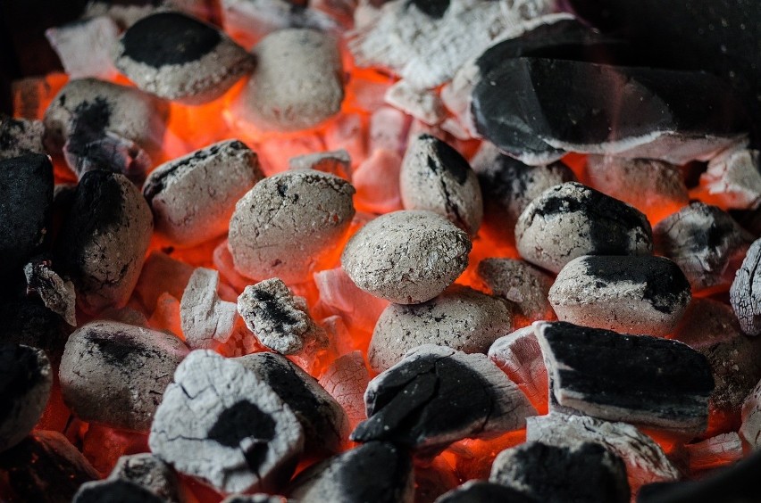 Przy rozpalaniu grilla należy korzystać z gotowych rozpałek...