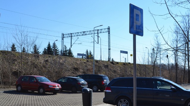 Parking to rozwiązanie tymczasowe. Docelowo ma tu powstać centrum przesiadkowe.