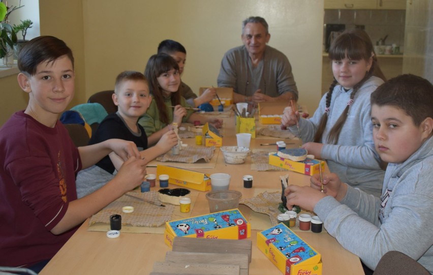 Młodzież z Ukrainy na lekcjach ceramiki w Rogowie. Nie mogło zabraknąć żółto-niebieskich akcentów