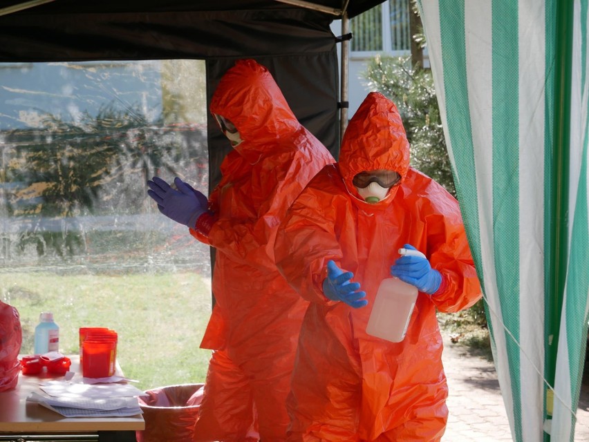 Pracownicy DPS-u przy Baranowickiej przechodzą testy na obecność koronawirusa. Wymazy pobiera wojsko