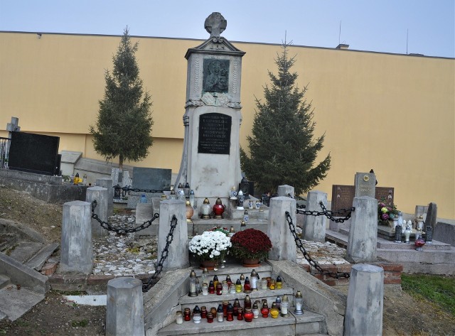 Pomnik Powstania Styczniowego na cmentarzu w Miechowie