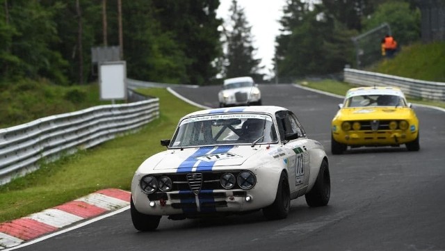Na pierwszym planie Alfa Romeo GTAM z 1968 roku, za kierownicą której siedział Mariusz Kubis.