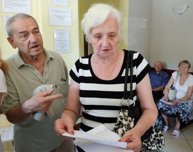 Kazimierz Kuć i Lucyna Krzywicka czekali na usunięcie zaćmy w Tęczówce. Jednak NFZ zabrał klinice kontrakt. - Czy gdzie indziej zrobią nam operacje w tym samym terminie? - denerwują się. 